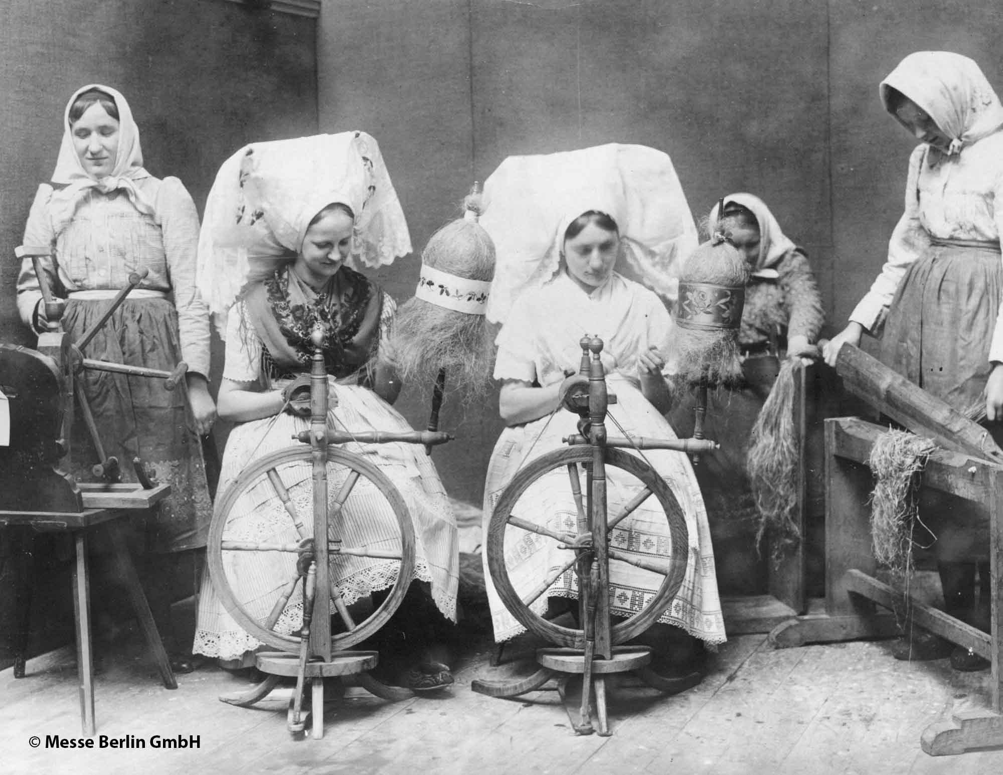 Spinnerinnen in historischer Tracht