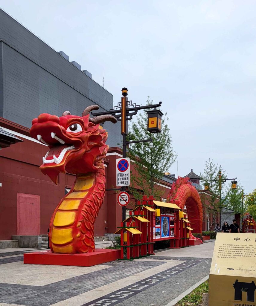 Kaiserpalast Shenyang – Die „Verbotene Stadt“ des Nordens erleben 28 Roter Drache vor einem Einkaufszentrum