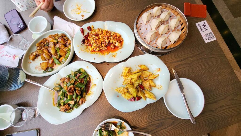 Kaiserpalast Shenyang – Die „Verbotene Stadt“ des Nordens erleben 21 Mehrere Gerichte auf dem Tisch