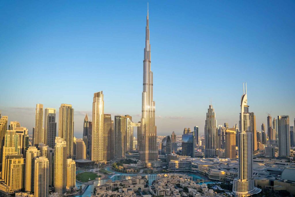 Skyline von Dubai mit dem Burj Khalifa im Zentrum, umgeben von modernen Wolkenkratzern bei klarem Himmel