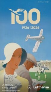Ein vertikales Werbeplakat der Lufthansa im eleganten Art-déco-Stil zum 100-jährigen Jubiläum. Im oberen Bereich ist das Logo „100“ mit dem integrierten Lufthansa-Kranich und den Jahreszahlen „1926 | 2026“ zu sehen. Im Vordergrund blickt eine Frau mit großem weißen Glockenhut und gelbem Mantel am Betrachter vorbei. Neben ihr liest ein Mann in grauer Jacke und Schiebermütze eine Zeitung, auf der „Deutsche Luft Hansa“ steht. Im Hintergrund fliegt ein historisches, weißes dreimotoriges Propellerflugzeug mit der Kennung „D-1310“ über ein belebtes Flugfeld mit weiteren Maschinen und Passagieren. Am unteren Rand stehen der Slogan „A century since takeoff.“ und das aktuelle Lufthansa-Logo.