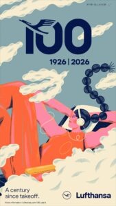 Ein vertikales Lufthansa-Jubiläumsplakat in einem modernen, plakativen Illustrationsstil mit kräftigen Rot-, Orange- und Blautönen. Im oberen Bereich prangt die dunkelblaue Zahl „100“ mit dem integrierten Kranich-Logo und den Jahreszahlen „1926 | 2026“. Das zentrale Motiv zeigt eine Frau in einem leuchtend orangefarbenen Outfit, die entspannt auf dem Rücken in einem Meer aus cremefarbenen Wolken liegt. Sie trägt große weiße Kopfhörer und hat ein zufriedenes Lächeln im Gesicht. Ihr langes schwarzes Haar ist zu einem markanten, kreisförmig geschwungenen Zopf geflochten, der senkrecht nach oben ragt. Der Hintergrund ist in einem gedeckten Blau gehalten. Am unteren Rand finden sich der Slogan „A century since takeoff.“ sowie das Lufthansa-Logo.
