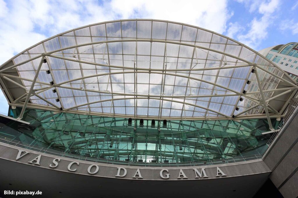 Außenansicht des Vasco da Gama Shopping Centers in Lissabon mit Glasfassade, Stahlkonstruktion und modernem Dachaufbau.