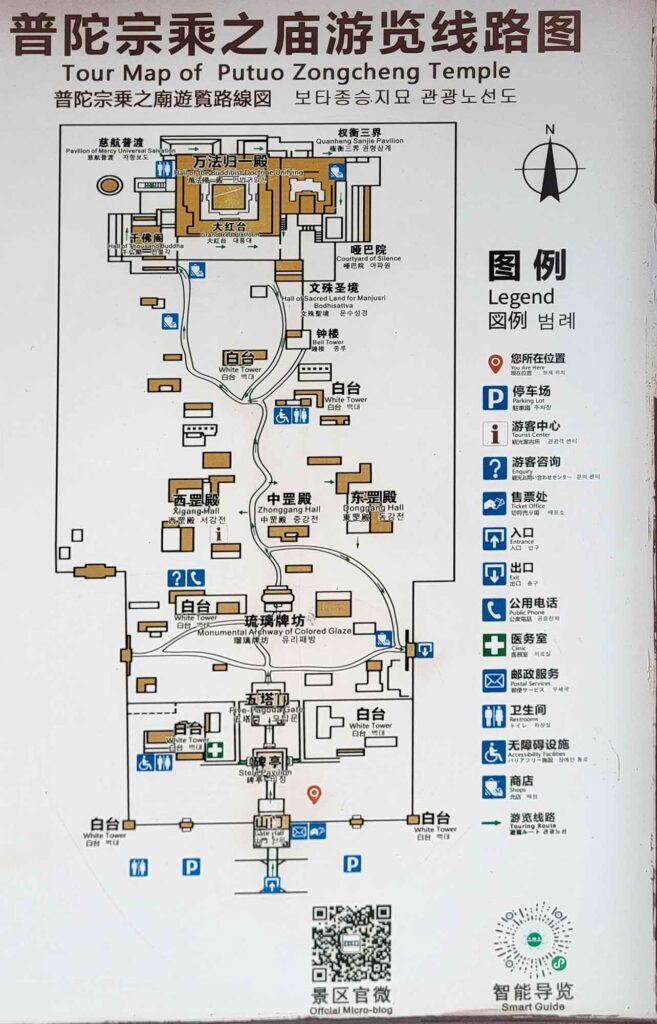 Eine große Infotafel mit einer farbigen Karte der Tempelanlage und Legenden in Chinesisch und Englisch.
