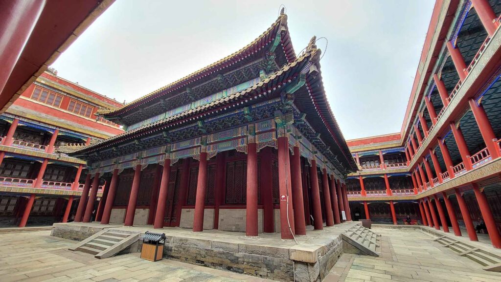 Traditionelle Tempelhalle mit roten Säulen und Innenhof im Putuo Zongcheng Tempel