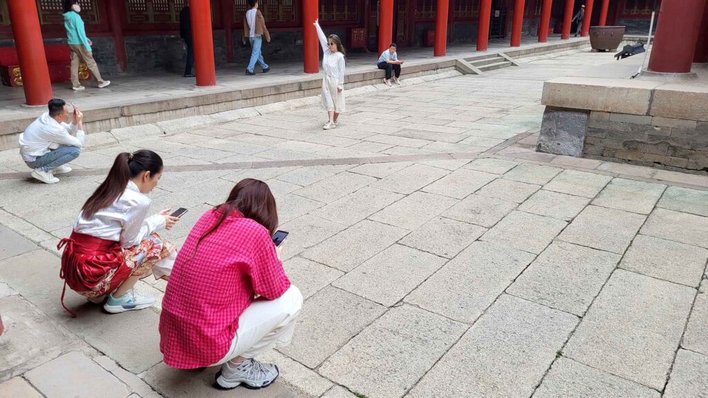 Besucher machen Fotos im Innenhof des Putuo Zongcheng Tempels in Chengde