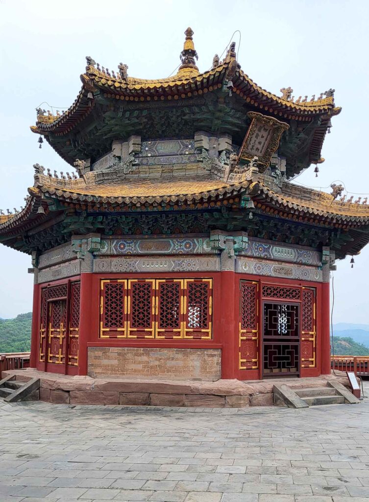 Pagodenartiger Pavillon mit reich verziertem Dach im Putuo Zongcheng Tempel
