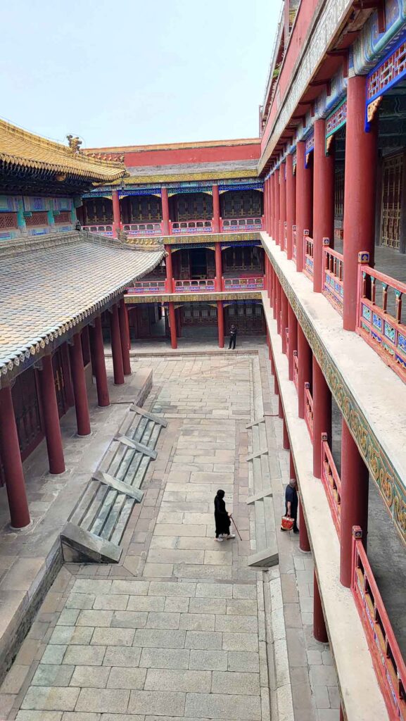 Mehrstöckiger Innenhof mit roten Säulen und Galerien im Putuo Zongcheng Tempel in Chengde