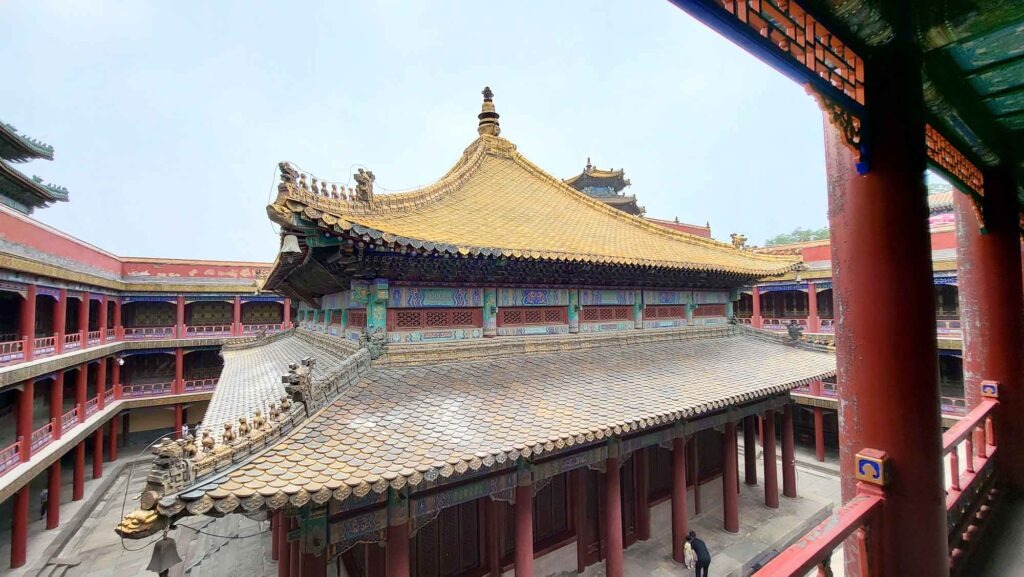 Große Tempelhalle mit goldenem Dach im Putuo Zongcheng Tempel in Chengde