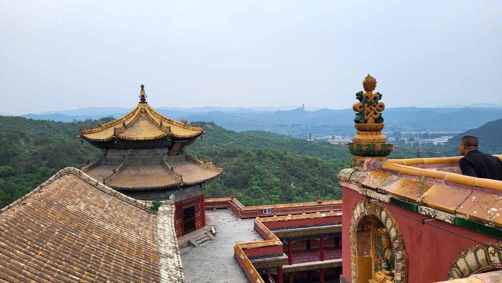 Panoramablick über den Putuo Zongcheng Tempel und die umliegende Hügellandschaft