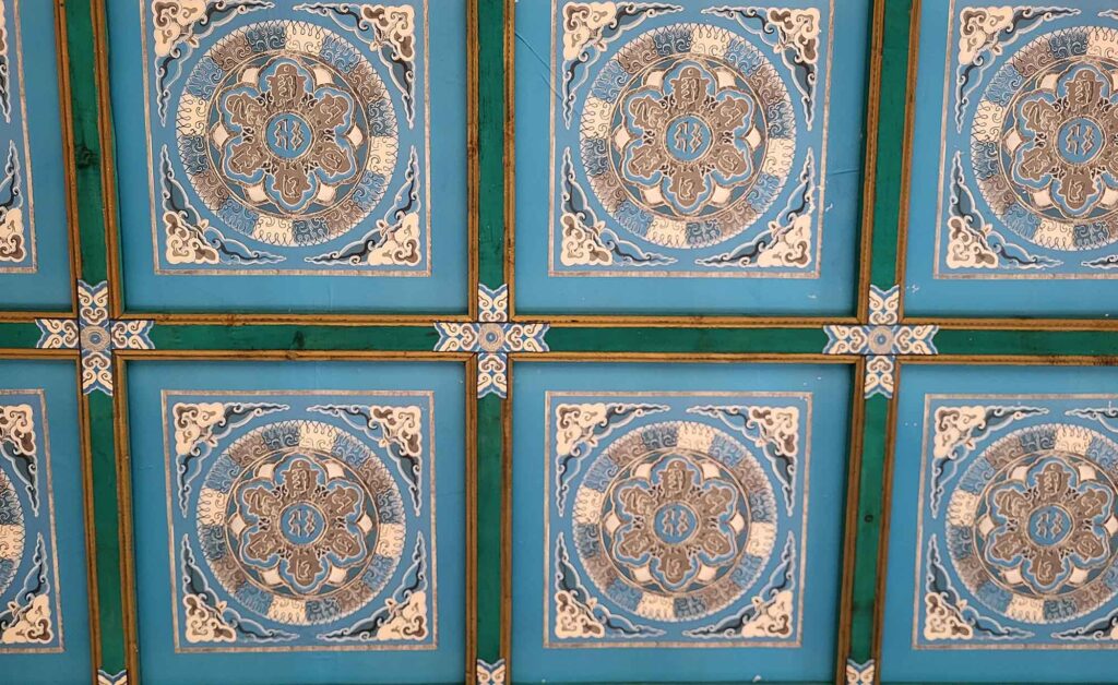 Bemalte Kassettendecke mit ornamentalen Mustern im Putuo Zongcheng Tempel