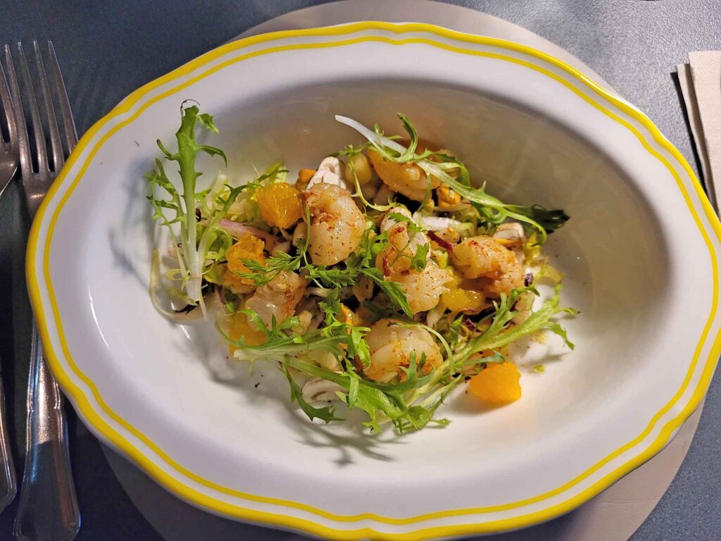 Teller mit Garnelen-Cocktail