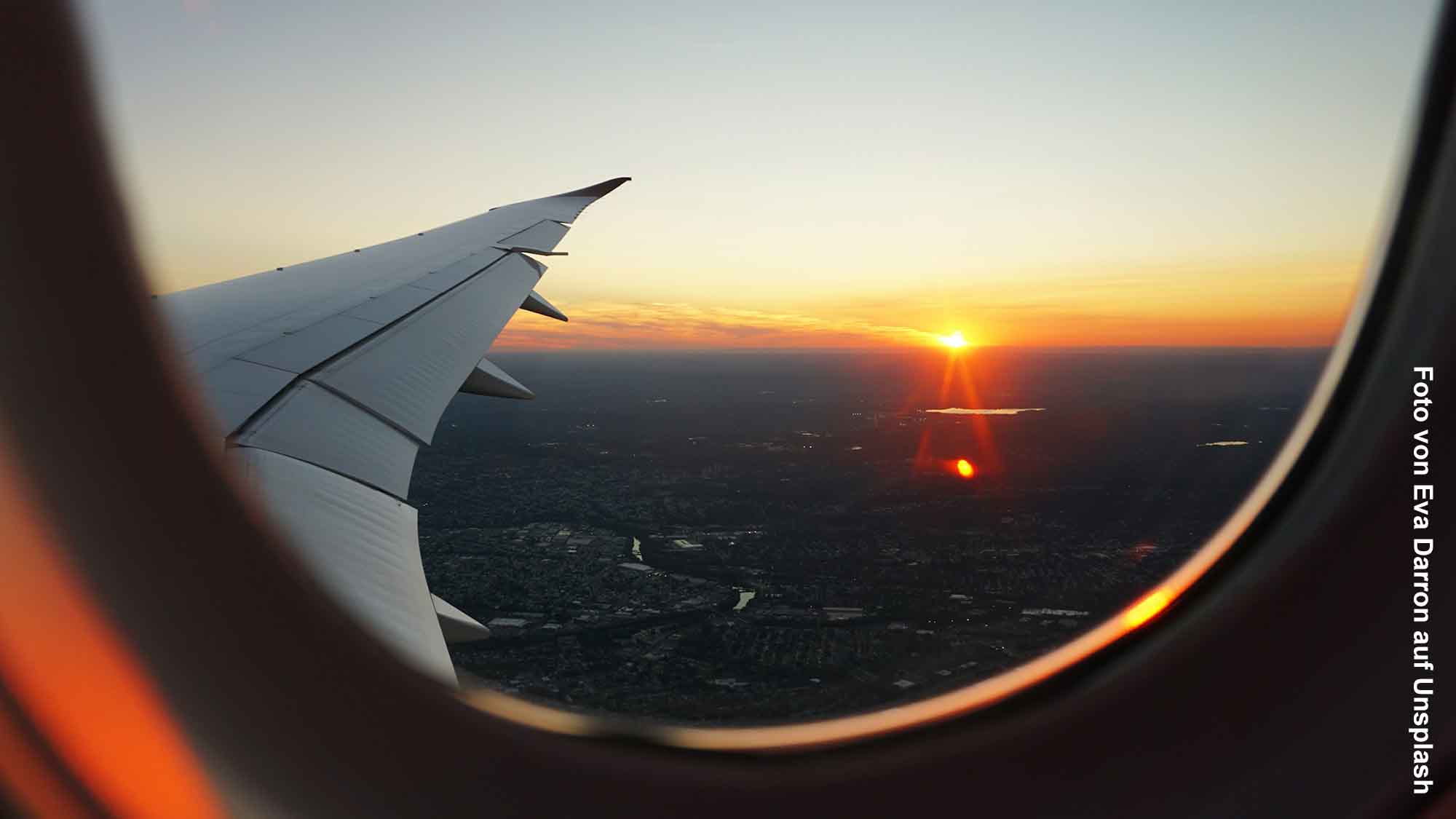 Blick auf den Sonnenuntergang aus dem Flugzeug