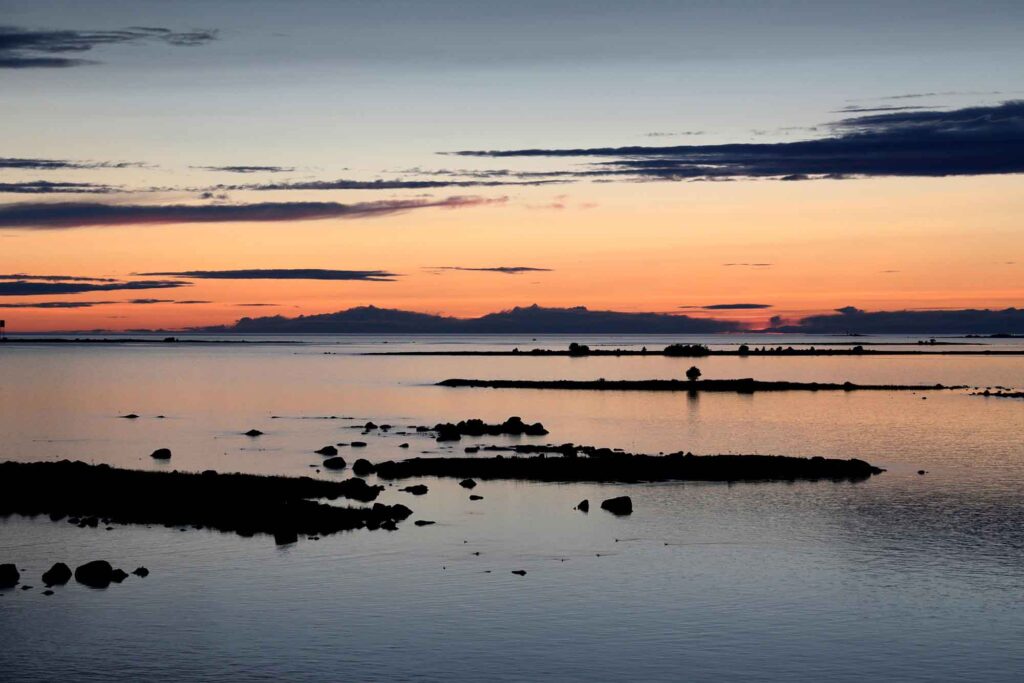 Sonnenuntergang über flachen Inseln und Felsen im Kvarken-Archipel an der Ostsee