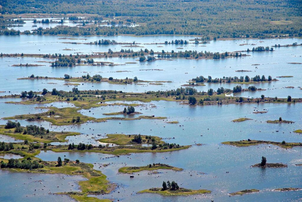Luftaufnahme vieler kleiner Inseln und Sandbänke im Kvarken-Archipel in der Ostsee