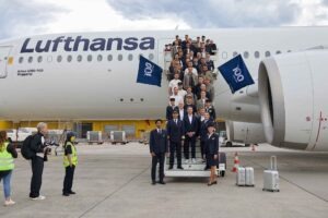 Das Fußballteam steht auf der Gangway vor dem Flugzeug
