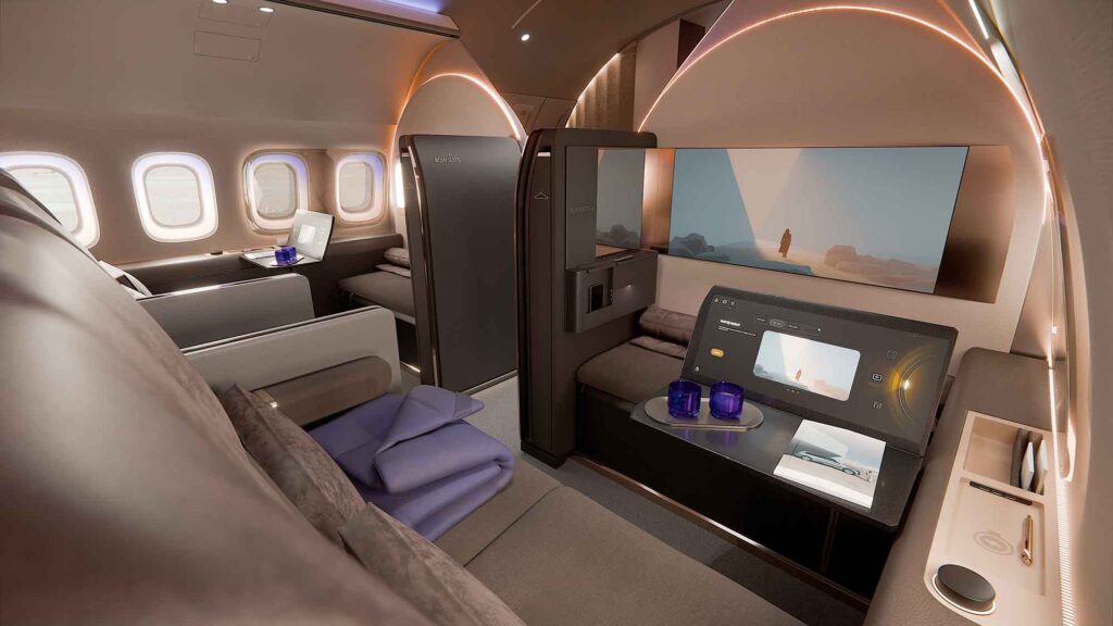 Innenansicht einer Suite bei gedimmtem Licht. Ein großer Monitor zeigt einen Film, während auf einem kleineren Tablet-Steuerungselement Getränke und Magazine bereitstehen.