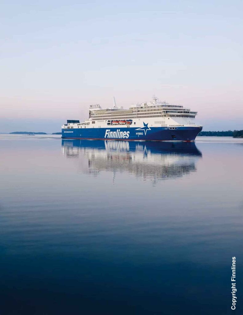 Finnlines RoPax-Fähre fährt bei ruhiger See durch die Ostsee, Spiegelung im Wasser bei sanftem Licht