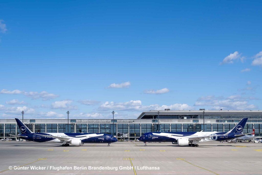 Die beiden Maschinen stehen sich am Flughafen BER gegenüber