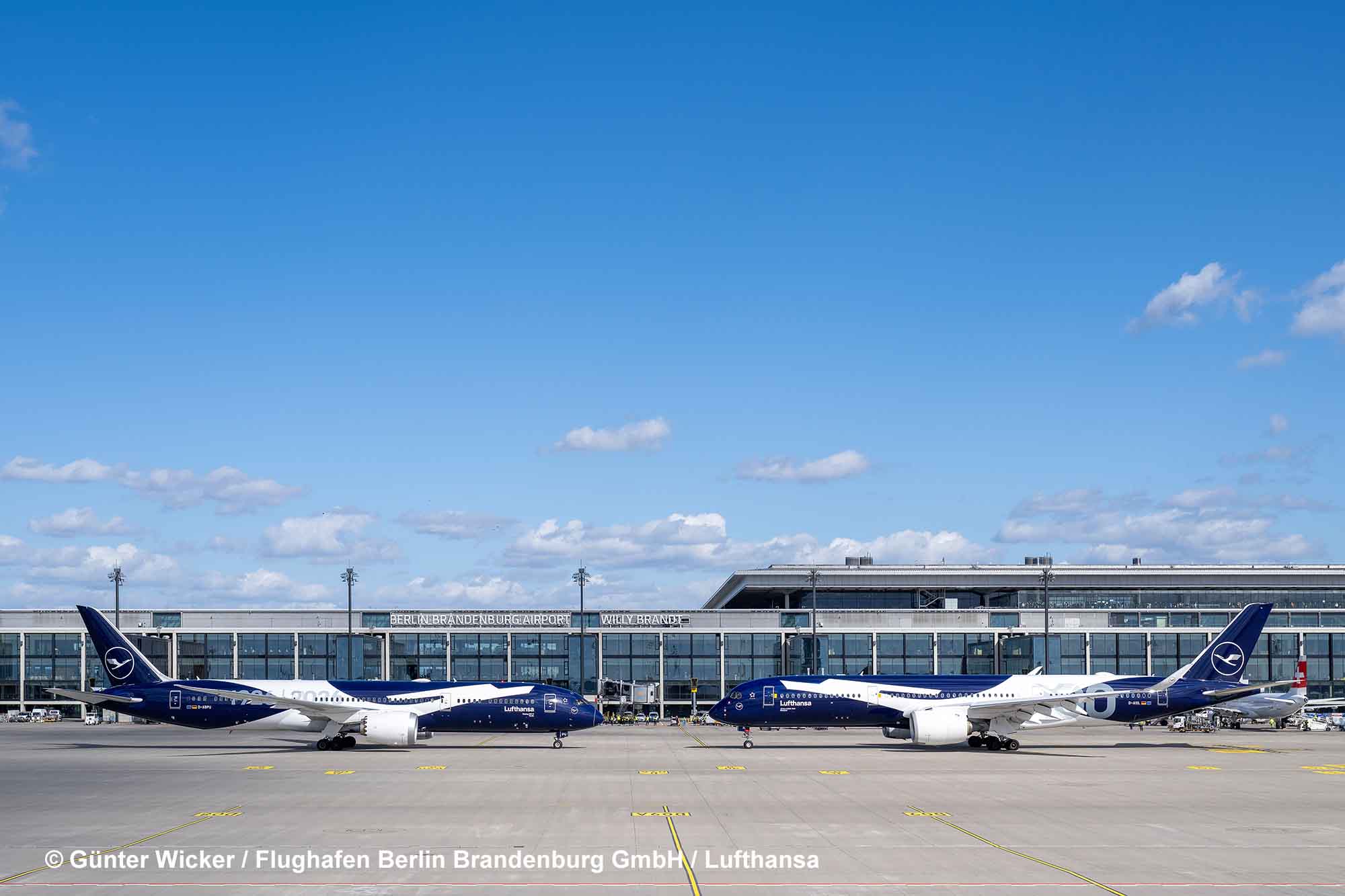 Die beiden Maschinen stehen sich am Flughafen BER gegenüber