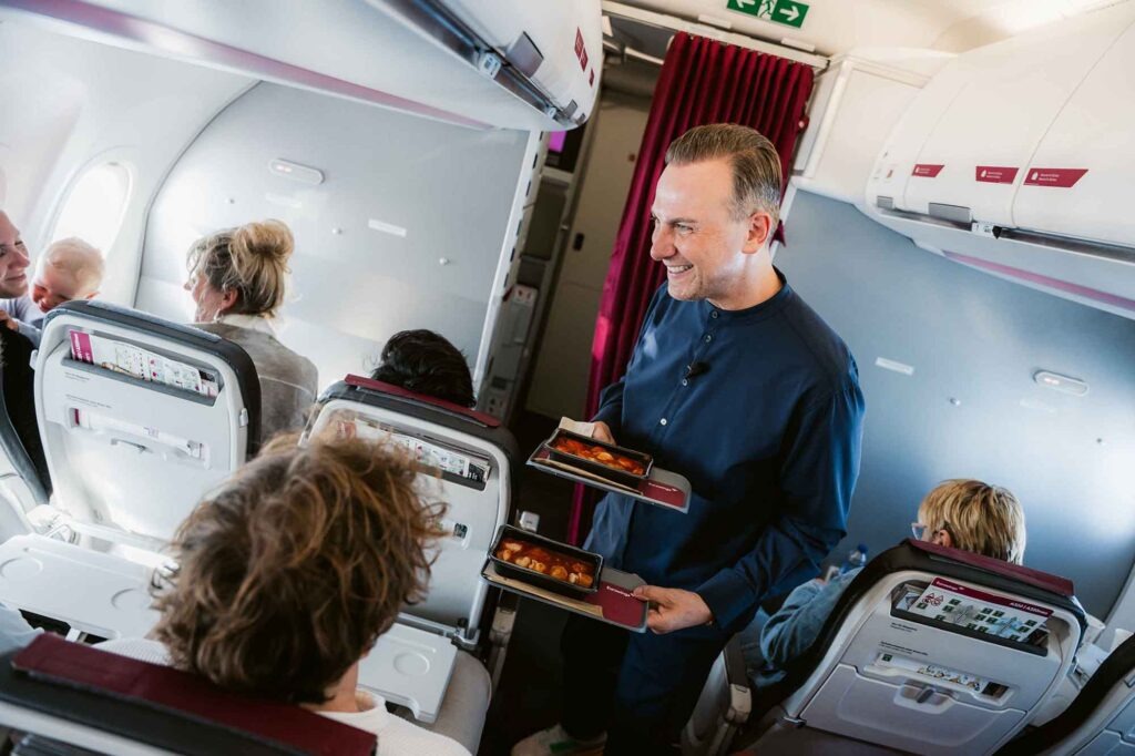 Eurowings: Was sonst noch wichtig ist 11 Tim Raue überreicht Fluggästen die Currywurst
