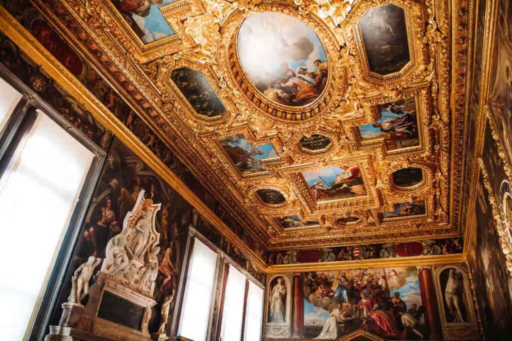 Kunstvoll bemalte Decken