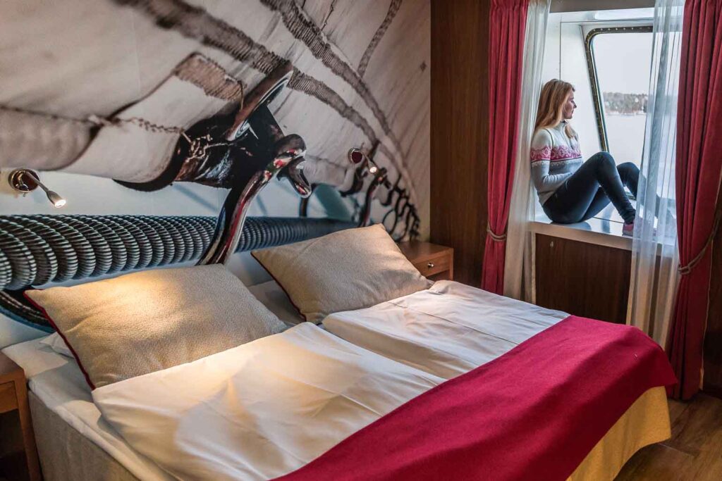 Gemütliche Kabine auf einer Finnlines-Fähre mit Doppelbett und Fensterblick auf die Ostsee