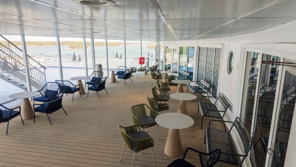 Modernes Außendeck einer Finnlines-Fähre mit Sitzgelegenheiten und Blick auf die Ostsee