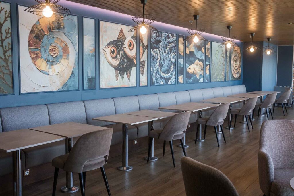 Gemütliche Lounge an Bord der Finnlines-Fähre mit maritimen Wandmotiven und Sitzplätzen