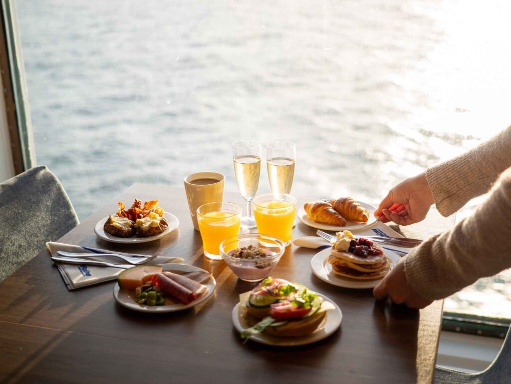 Frühstück auf einer Finnlines-Fähre mit Kaffee, Croissants und Blick auf die Ostsee