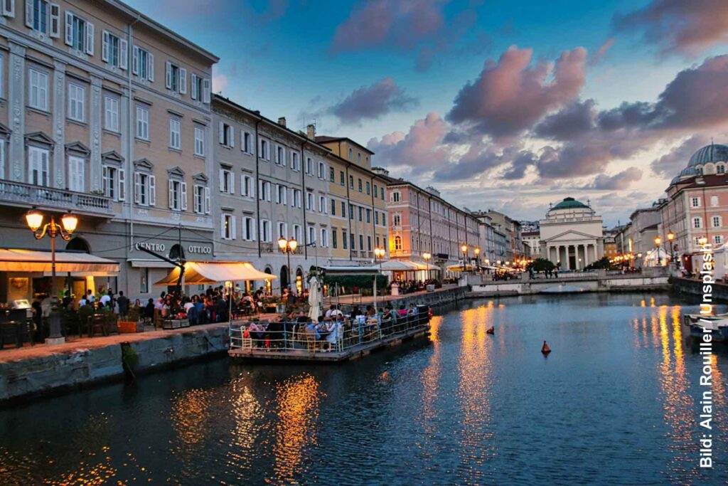 Die originellsten Almabtriebe in Deutschland, Österreich, Italien und der Schweiz 16 Historische Häuser mit Cafés am Ufer