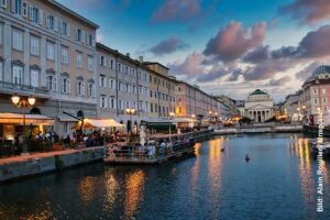 Historische Häuser mit Cafés am Ufer
