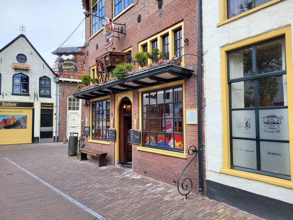 Harderwijk: Entschleunigung zwischen Hansestadt und Veluwemeer 11 Historische Bäckerei mit Backsteinfassade in der Altstadt von Harderwijk