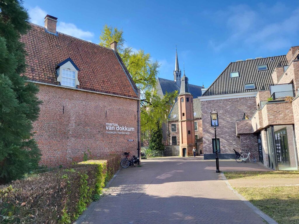 Historische Gebäude und Kirche im Zentrum von Harderwijk