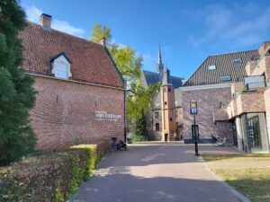Harderwijk: Entschleunigung zwischen Hansestadt und Veluwemeer 27 Historische Gebäude und Kirche im Zentrum von Harderwijk