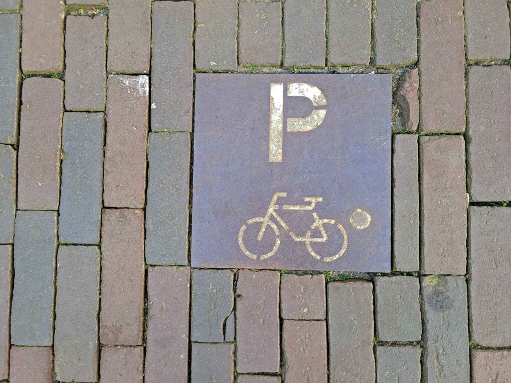 Harderwijk: Entschleunigung zwischen Hansestadt und Veluwemeer 19 Fahrrad-Parkmarkierung im Straßenpflaster der Altstadt von Harderwijk