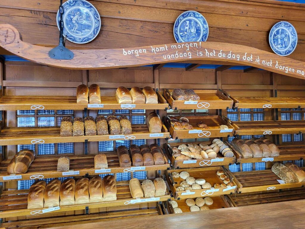 Harderwijk: Entschleunigung zwischen Hansestadt und Veluwemeer 13 Regale mit frischem Brot und Gebäck in traditioneller niederländischer Bäckerei