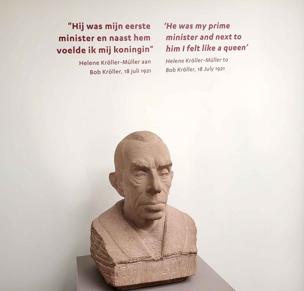 Skulptur einer männlichen Büste vor einer Wand mit Zitat von Helene Kröller-Müller im Museum