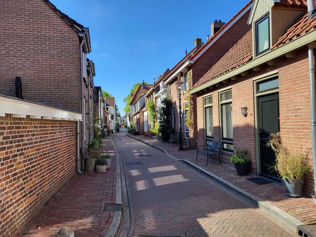 Harderwijk: Entschleunigung zwischen Hansestadt und Veluwemeer 6 Schmale Wohnstraße mit historischen Häusern in der Altstadt von Harderwijk