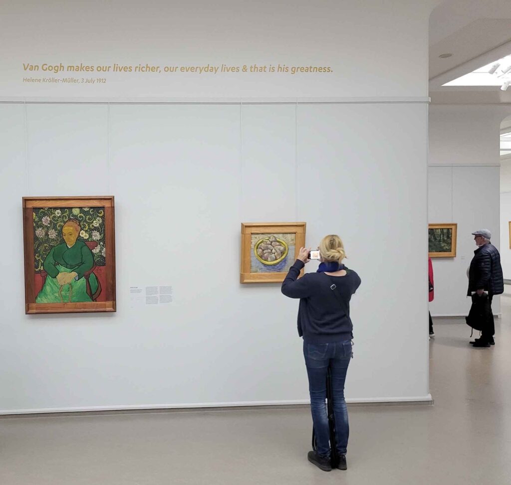 Besucherin fotografiert Gemälde von Vincent van Gogh in einer Ausstellung im Kröller-Müller Museum