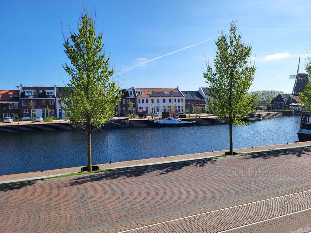 Harderwijk: Entschleunigung zwischen Hansestadt und Veluwemeer 5 Weite Aufnahme des Hafens mit verschiedenen Booten im Wasser und einer modernen Häuserzeile im Hintergrund.
