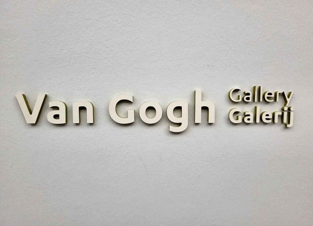Beschriftung „Van Gogh Gallery“ an einer Museumswand im Kröller-Müller Museum
