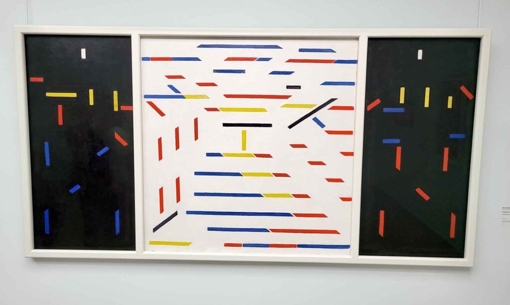 Modernes Kunstwerk mit roten, blauen und gelben Linien auf hellem Hintergrund, flankiert von dunklen Tafeln