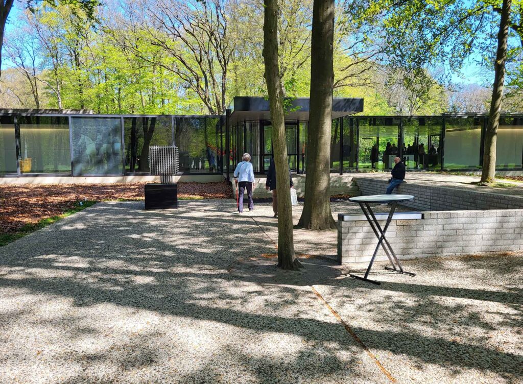 Museum inmitten eines Waldparks mit Besuchern und moderner Architektur