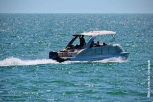 Kleine Yacht auf dem Meer