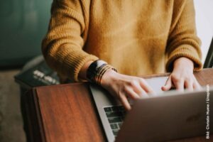 Eine Frau sitzt am Laptop