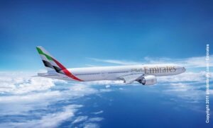 Emirates würde täglich Berlin und Stuttgart anfliegen, wenn sie dürfte 21 Flugzeug vor einem Wolkenmeer