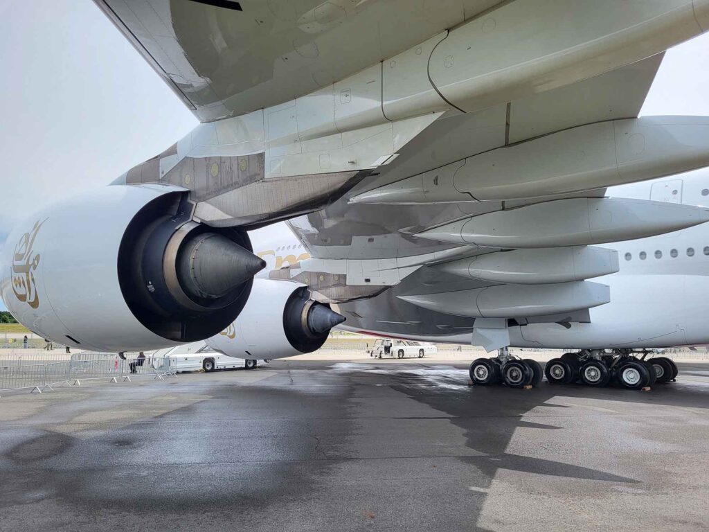 Emirates A380 Sitzplätze und Services - die Fotos 3 Unterseite eines Emirates Airbus A380 mit Triebwerken, Tragflächen und Fahrwerk auf der ILA Berlin 2026.