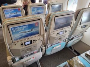 Rückenlehnen mit Bordmonitoren und Entertainment-System in der Kabine eines Emirates Airbus A380.