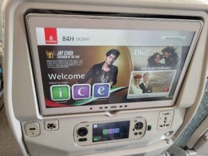 Bildschirm des Emirates ICE-Entertainment-Systems im Airbus A380 mit Bedienkonsole am Sitz.